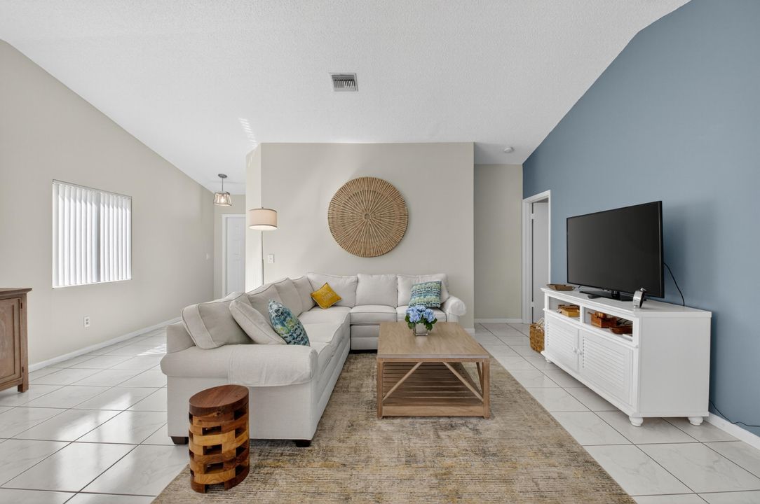 For Sale: $285,000 (2 beds, 2 baths, 1609 Square Feet)