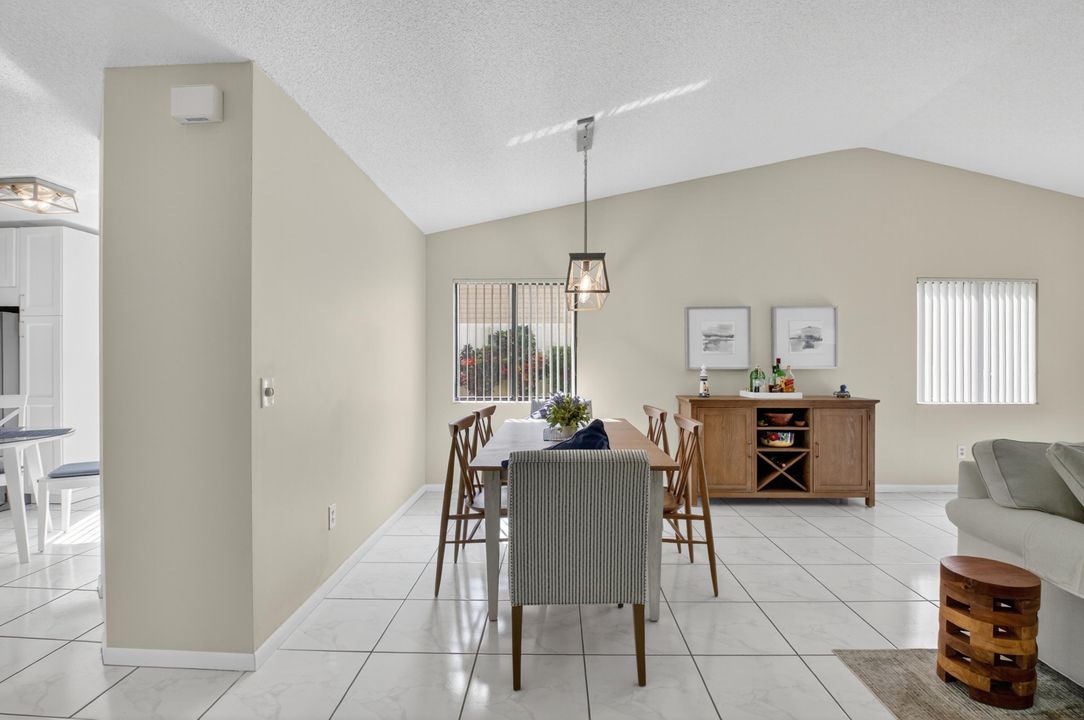 For Sale: $285,000 (2 beds, 2 baths, 1609 Square Feet)