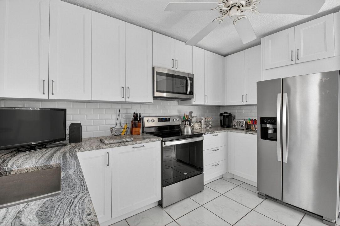 For Sale: $285,000 (2 beds, 2 baths, 1609 Square Feet)