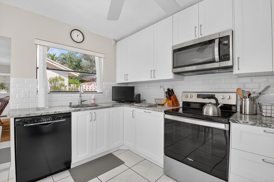 For Sale: $285,000 (2 beds, 2 baths, 1609 Square Feet)