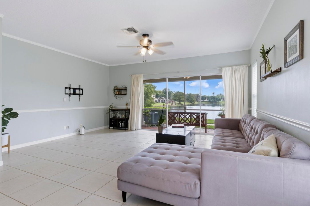 合同活跃: $329,900 (2 贝兹, 2 浴室, 1211 平方英尺)