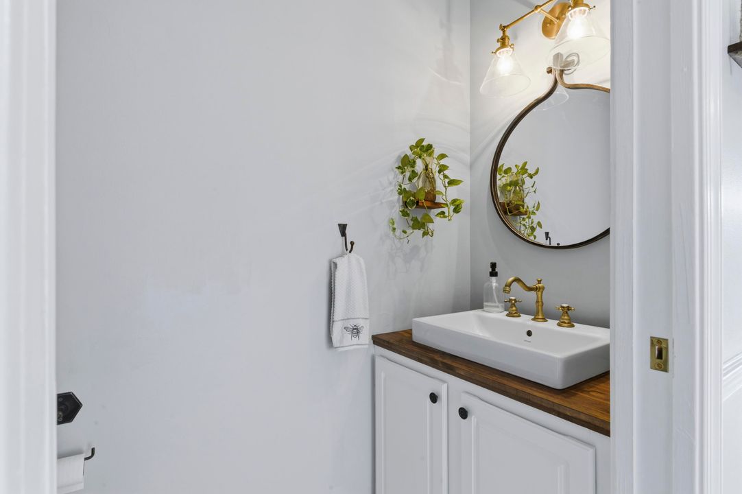 合同活跃: $329,900 (2 贝兹, 2 浴室, 1211 平方英尺)