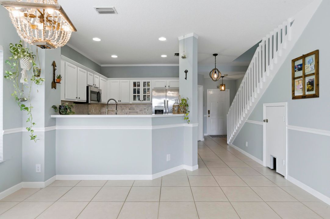 合同活跃: $329,900 (2 贝兹, 2 浴室, 1211 平方英尺)