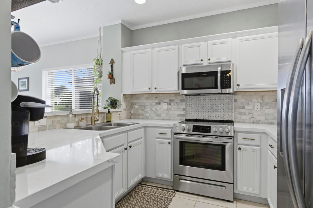 合同活跃: $329,900 (2 贝兹, 2 浴室, 1211 平方英尺)