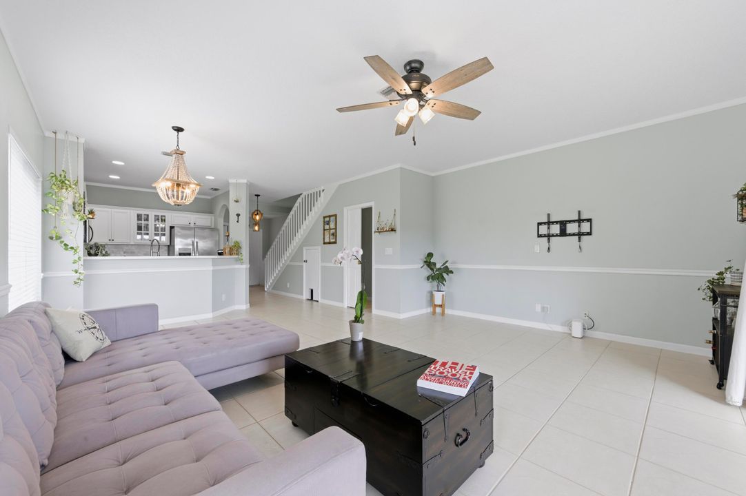 合同活跃: $329,900 (2 贝兹, 2 浴室, 1211 平方英尺)