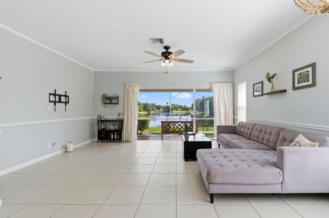 合同活跃: $329,900 (2 贝兹, 2 浴室, 1211 平方英尺)