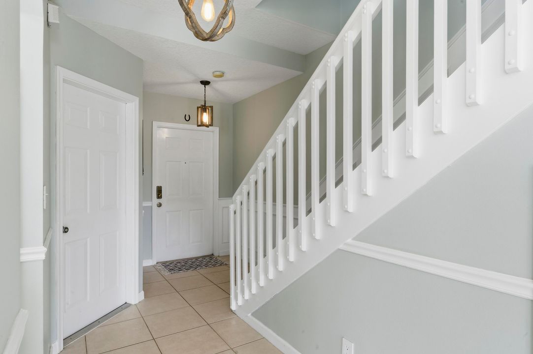 合同活跃: $329,900 (2 贝兹, 2 浴室, 1211 平方英尺)