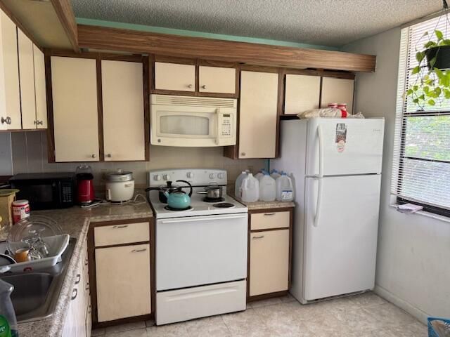 For Sale: $185,000 (2 beds, 2 baths, 1397 Square Feet)