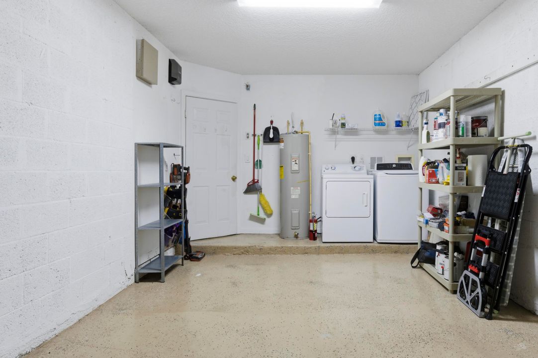 合同活跃: $329,900 (2 贝兹, 2 浴室, 1211 平方英尺)