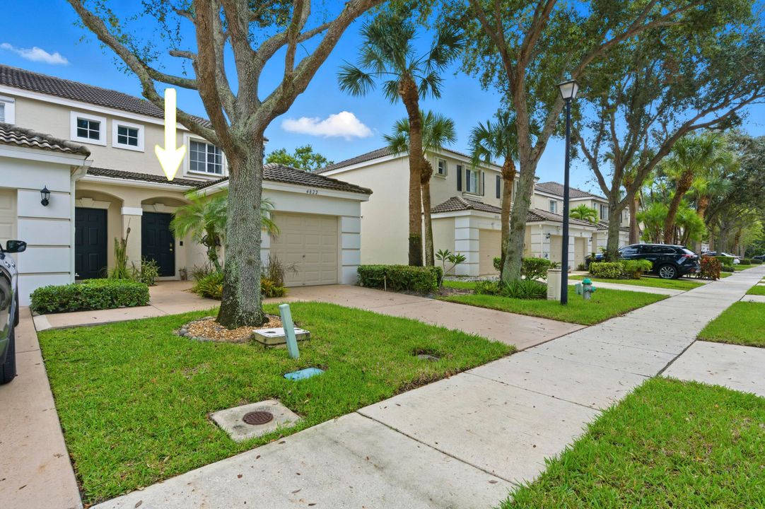 合同活跃: $329,900 (2 贝兹, 2 浴室, 1211 平方英尺)