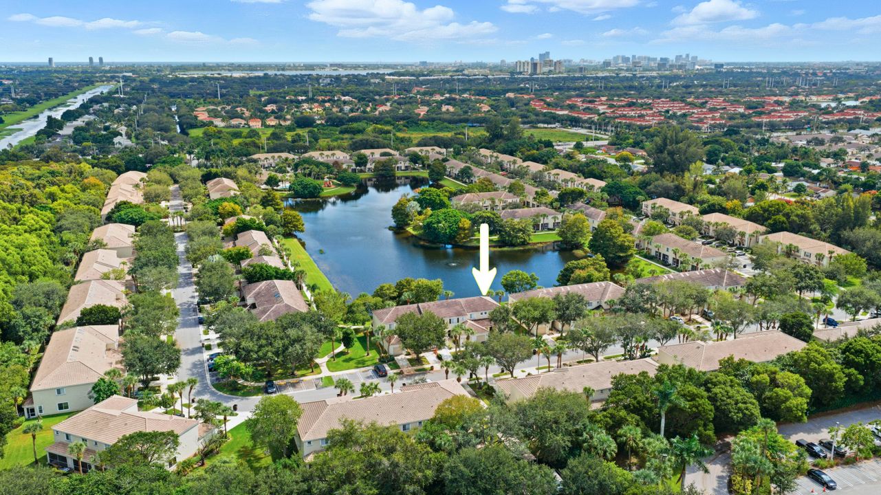 合同活跃: $329,900 (2 贝兹, 2 浴室, 1211 平方英尺)