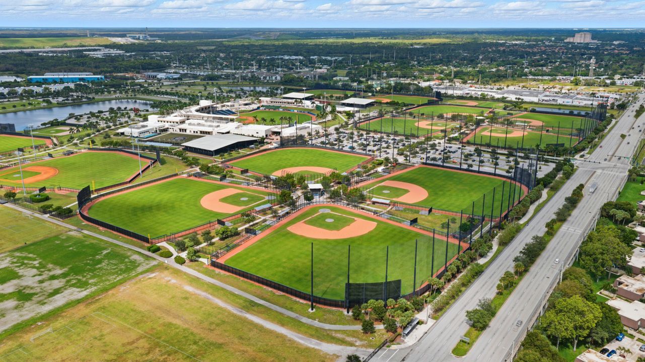 合同活跃: $329,900 (2 贝兹, 2 浴室, 1211 平方英尺)