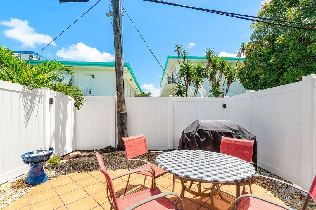 For Rent: $3,900 (2 beds, 2 baths, 1320 Square Feet)