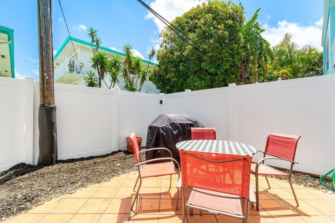 For Rent: $3,900 (2 beds, 2 baths, 1320 Square Feet)