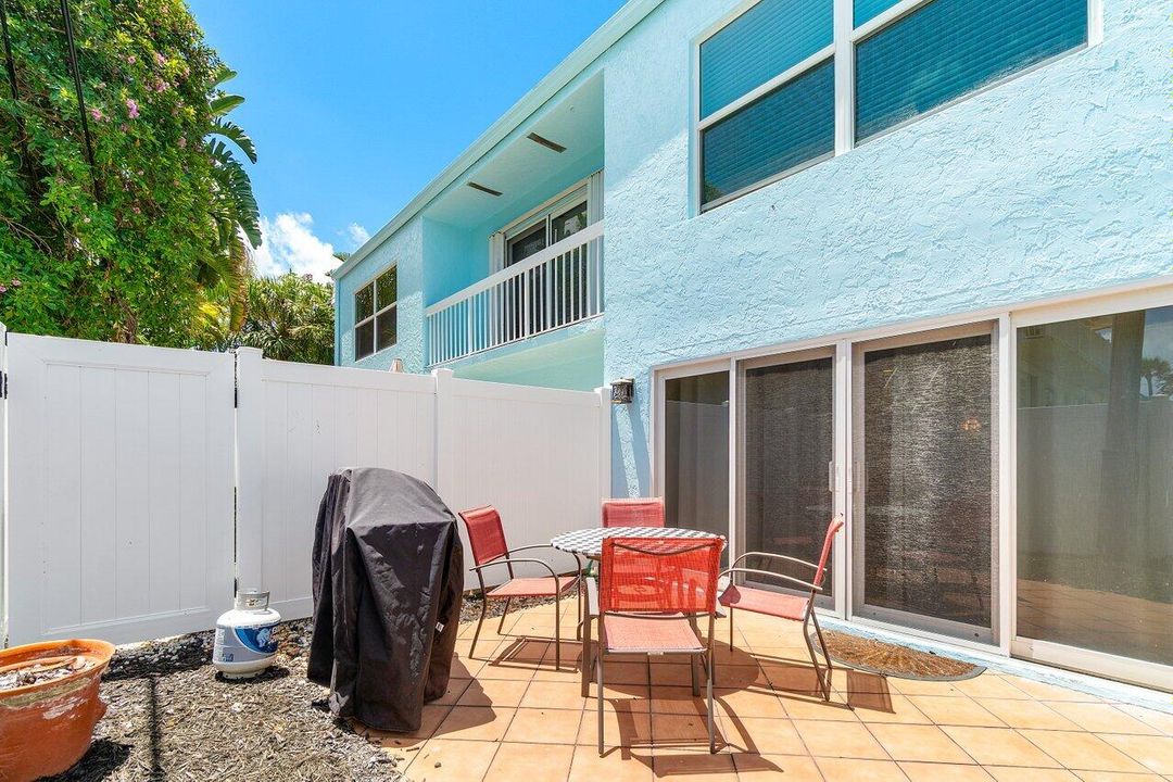 For Rent: $3,900 (2 beds, 2 baths, 1320 Square Feet)