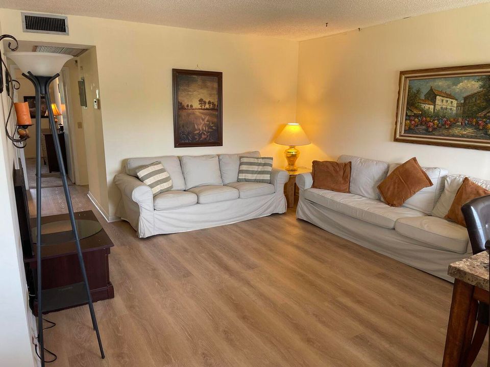 出租: $1,500 (2 贝兹, 1 浴室, 840 平方英尺)