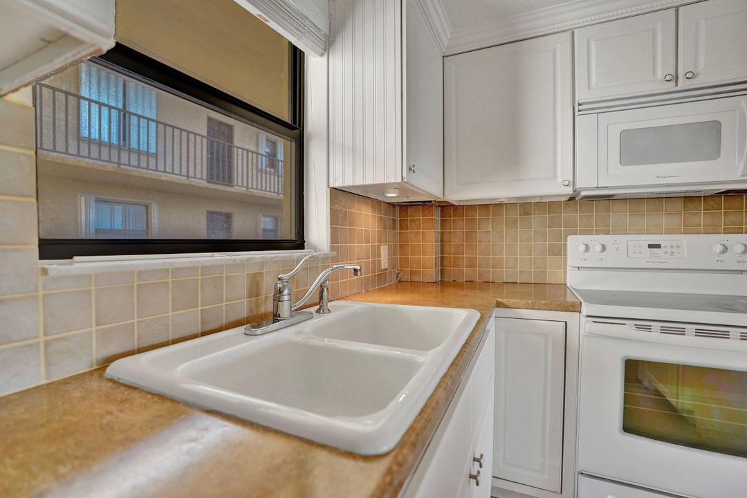 For Sale: $212,500 (2 beds, 2 baths, 1025 Square Feet)