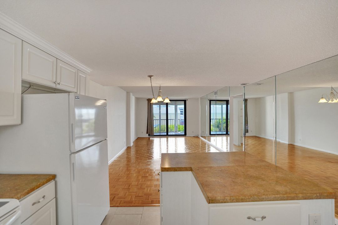 For Sale: $212,500 (2 beds, 2 baths, 1025 Square Feet)