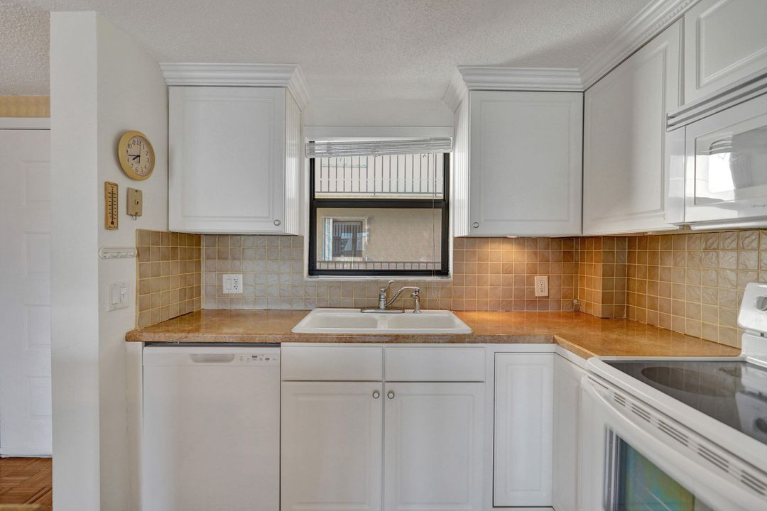 For Sale: $212,500 (2 beds, 2 baths, 1025 Square Feet)