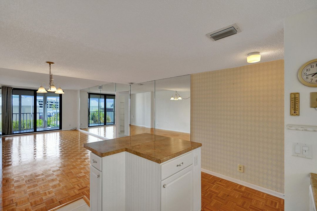 For Sale: $212,500 (2 beds, 2 baths, 1025 Square Feet)