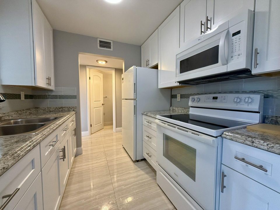 Active With Contract: $1,700 (1 beds, 1 baths, 888 Square Feet)