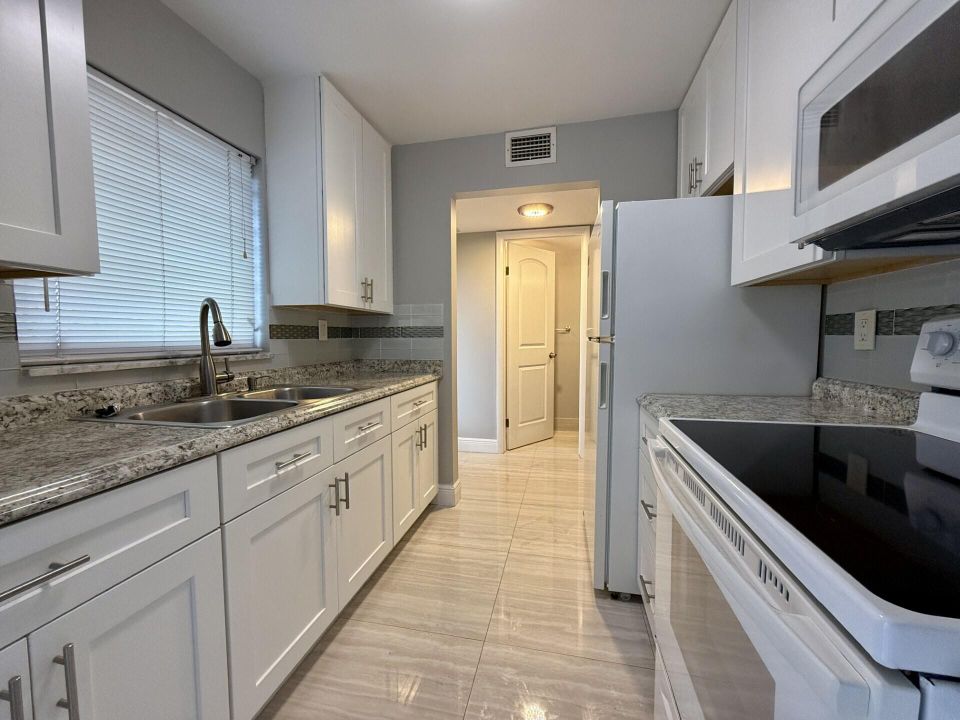 Active With Contract: $1,700 (1 beds, 1 baths, 888 Square Feet)