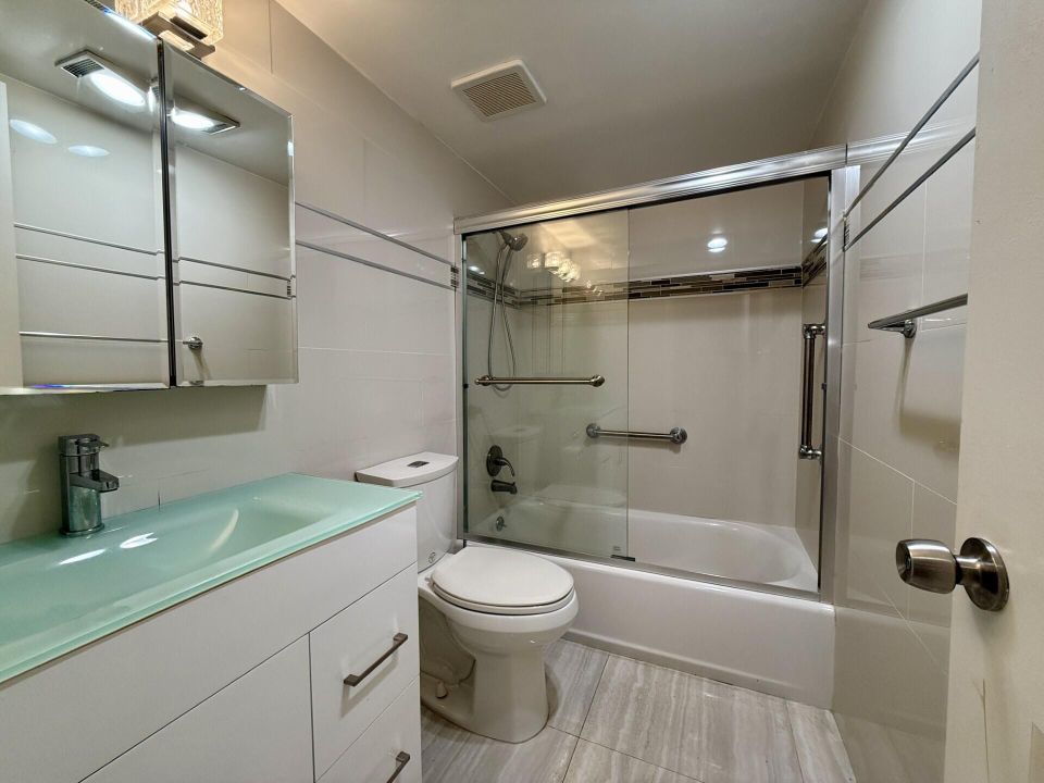 Active With Contract: $1,700 (1 beds, 1 baths, 888 Square Feet)