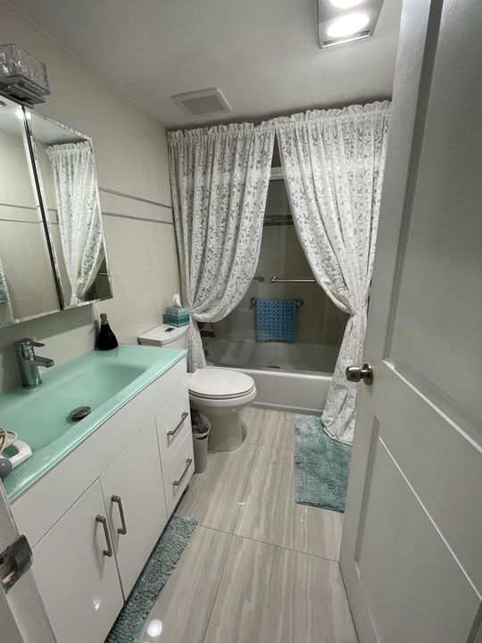 Active With Contract: $1,700 (1 beds, 1 baths, 888 Square Feet)