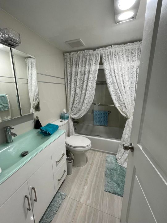 Active With Contract: $1,700 (1 beds, 1 baths, 888 Square Feet)