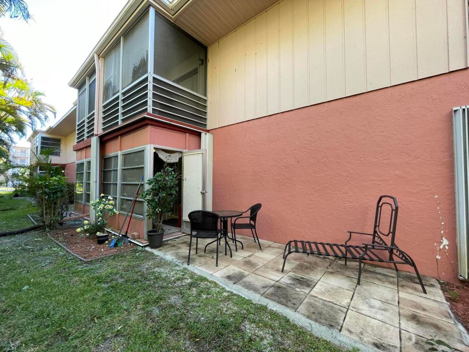 Active With Contract: $1,700 (1 beds, 1 baths, 888 Square Feet)