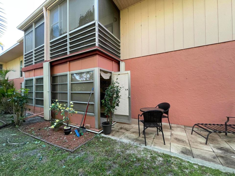Active With Contract: $1,700 (1 beds, 1 baths, 888 Square Feet)