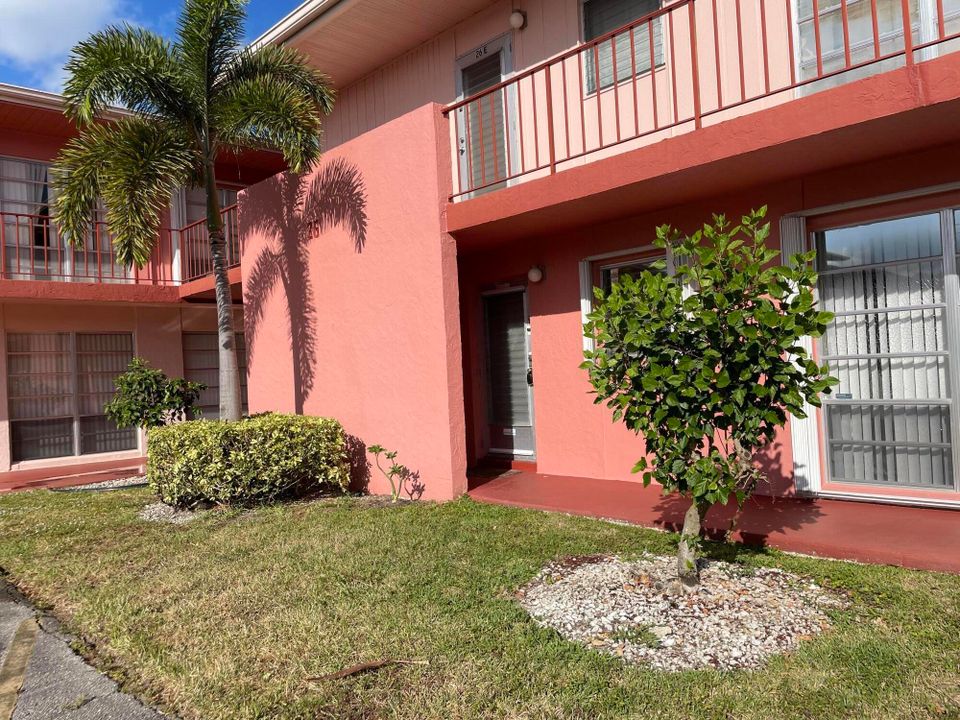 Active With Contract: $1,700 (1 beds, 1 baths, 888 Square Feet)