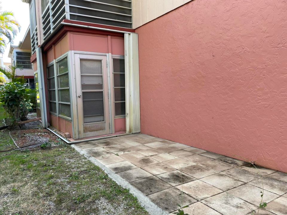 Active With Contract: $1,700 (1 beds, 1 baths, 888 Square Feet)
