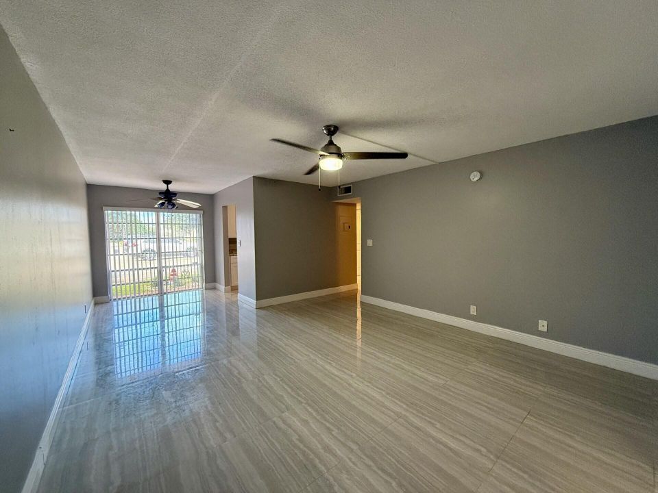 Active With Contract: $1,700 (1 beds, 1 baths, 888 Square Feet)