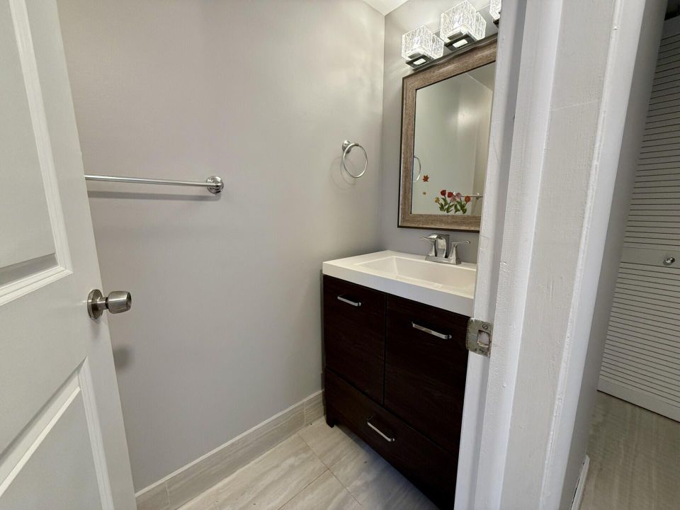 Active With Contract: $1,700 (1 beds, 1 baths, 888 Square Feet)