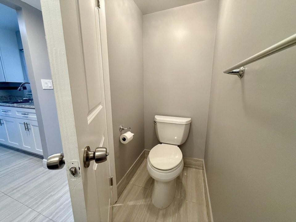 Active With Contract: $1,700 (1 beds, 1 baths, 888 Square Feet)