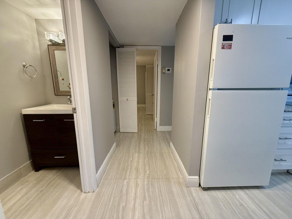 Active With Contract: $1,700 (1 beds, 1 baths, 888 Square Feet)