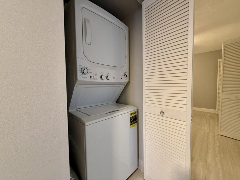 Active With Contract: $1,700 (1 beds, 1 baths, 888 Square Feet)