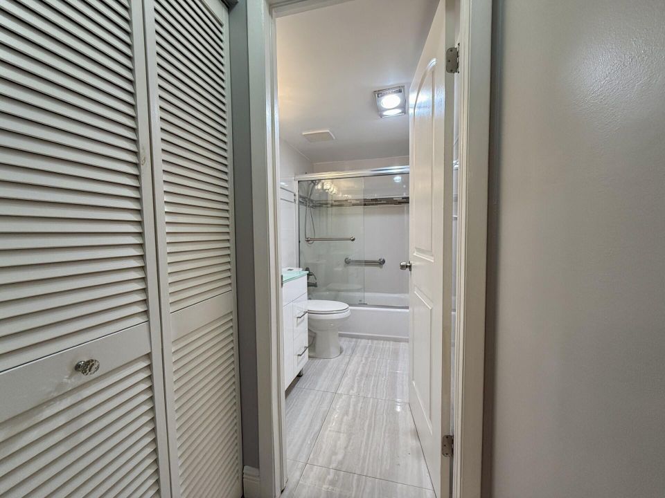 Active With Contract: $1,700 (1 beds, 1 baths, 888 Square Feet)