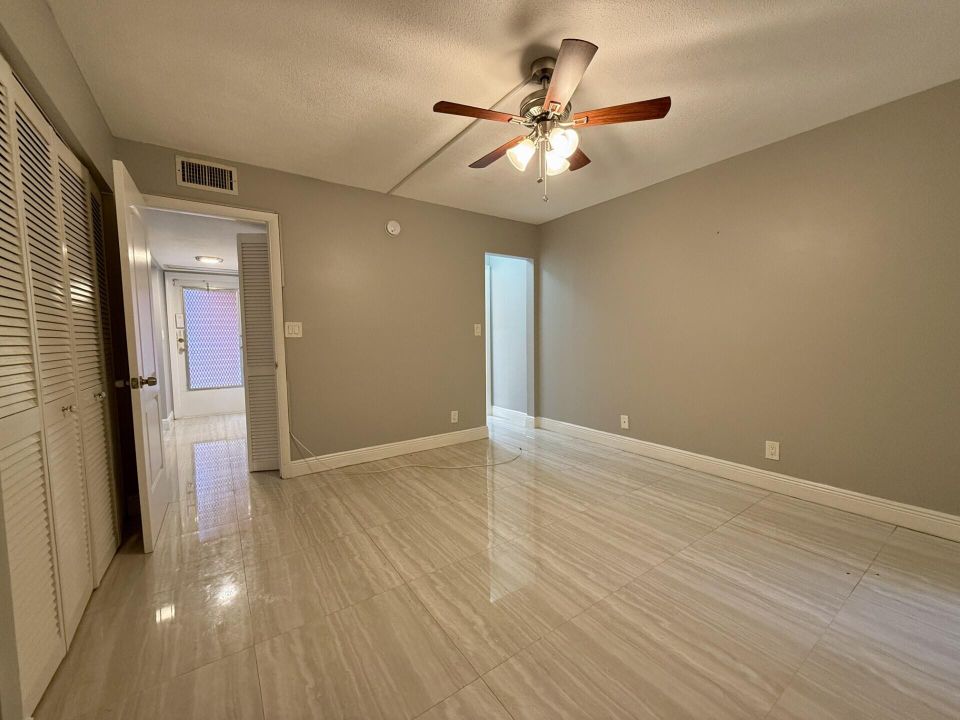 Active With Contract: $1,700 (1 beds, 1 baths, 888 Square Feet)
