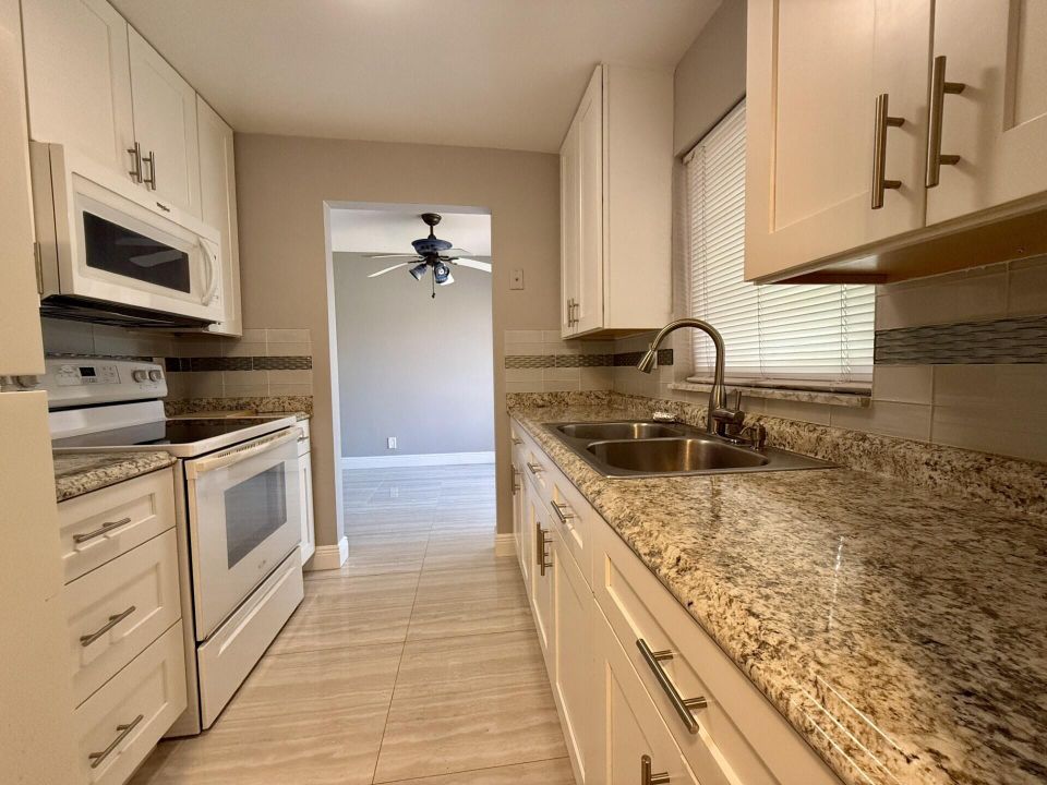 Active With Contract: $1,700 (1 beds, 1 baths, 888 Square Feet)