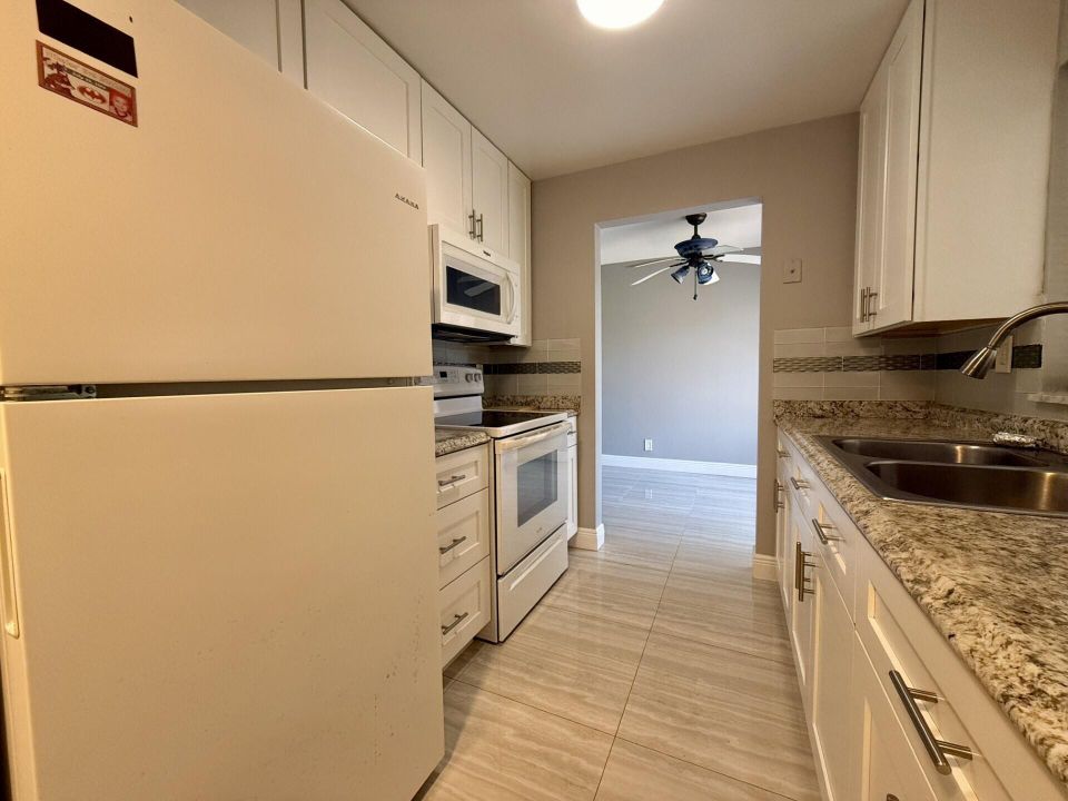 Active With Contract: $1,700 (1 beds, 1 baths, 888 Square Feet)