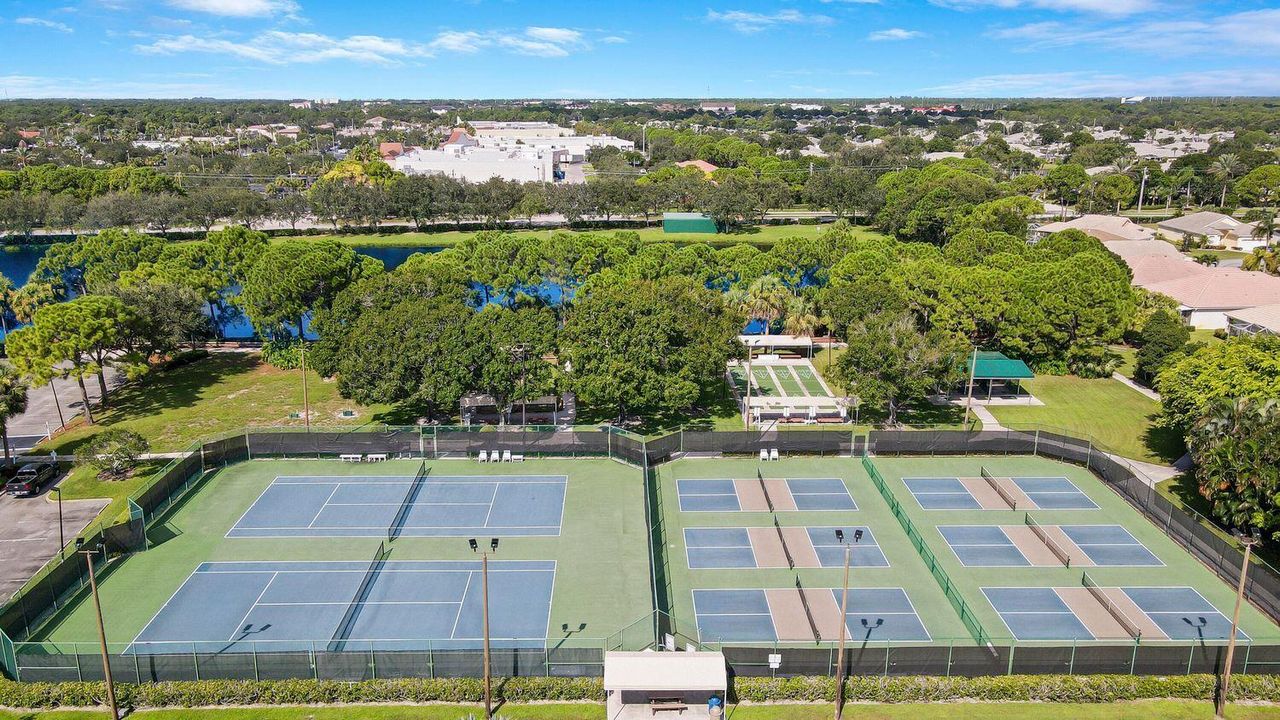 Под контрактом: $325,000 (2 спален, 2 ванн, 1585 Квадратных фут)