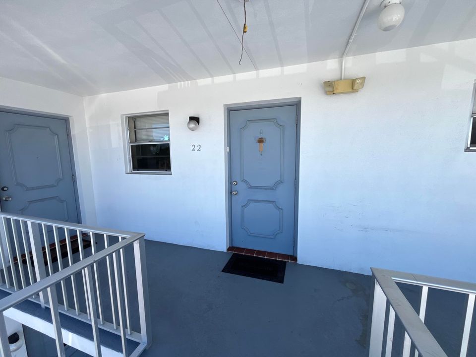 Active With Contract: $155,000 (1 beds, 1 baths, 596 Square Feet)