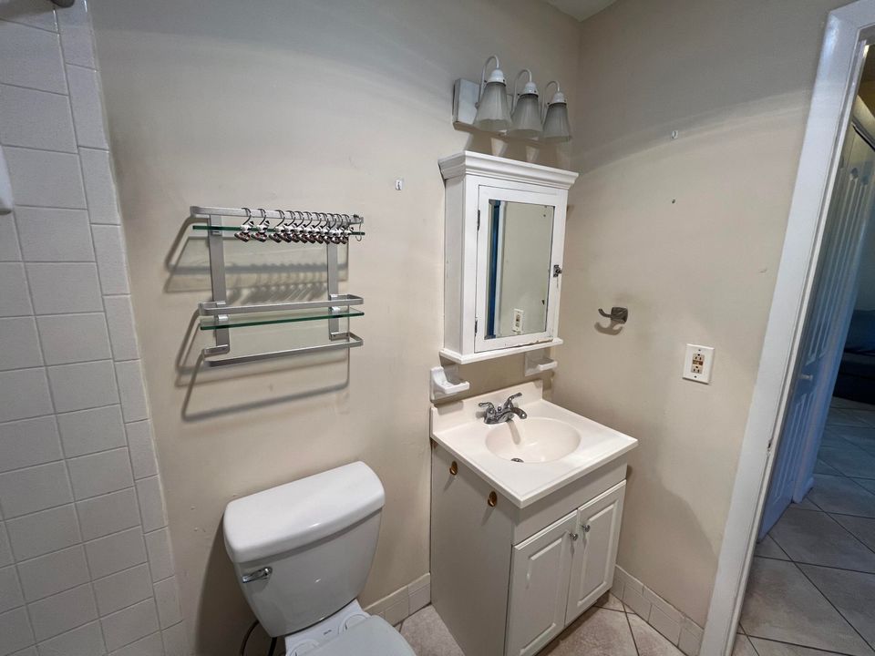 Active With Contract: $155,000 (1 beds, 1 baths, 596 Square Feet)