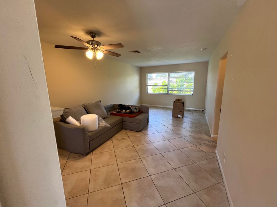 Active With Contract: $155,000 (1 beds, 1 baths, 596 Square Feet)