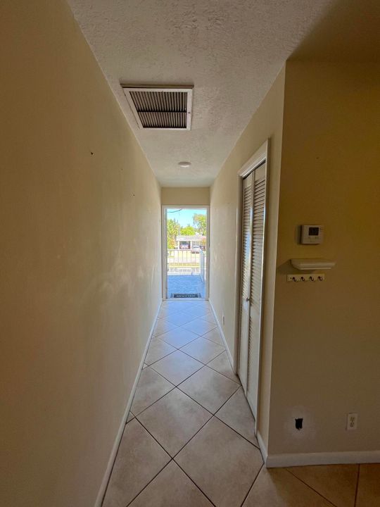 Active With Contract: $155,000 (1 beds, 1 baths, 596 Square Feet)