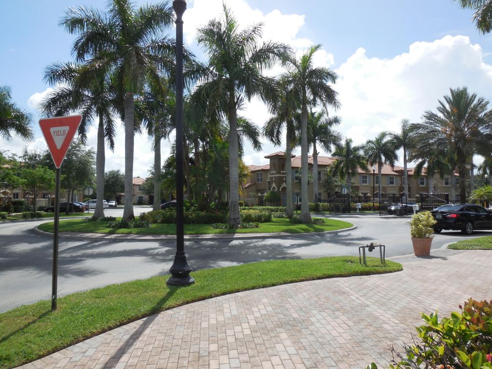 For Sale: $304,900 (3 beds, 2 baths, 1391 Square Feet)