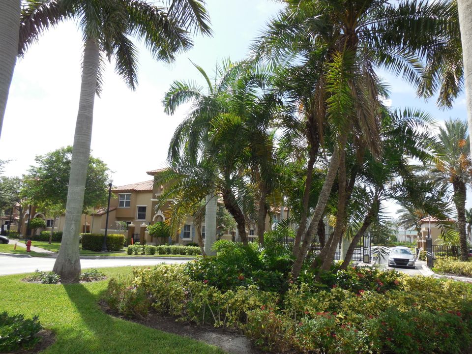 For Sale: $304,900 (3 beds, 2 baths, 1391 Square Feet)