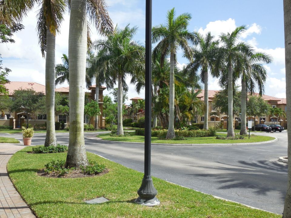 For Sale: $304,900 (3 beds, 2 baths, 1391 Square Feet)